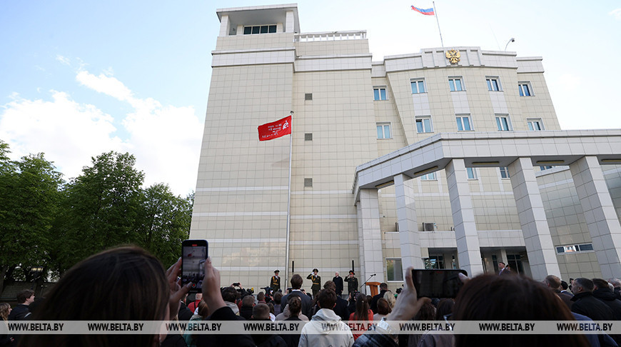 La Bandera de la Victoria se izó cerca de la Embajada de
Rusia en Minsk 