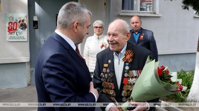 El veterano Nikolái Kasperóvich, de Gómel, recibe
felicitaciones con motivo del Día de la Victoria 