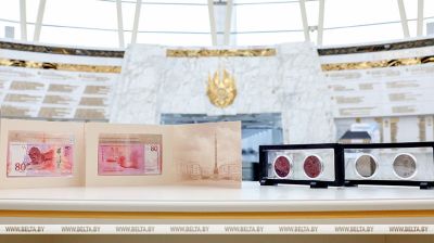 Presentados en Minsk el billete de 80 rublos belarusos y las
monedas conmemorativas del 80º aniversario de la Victoria 