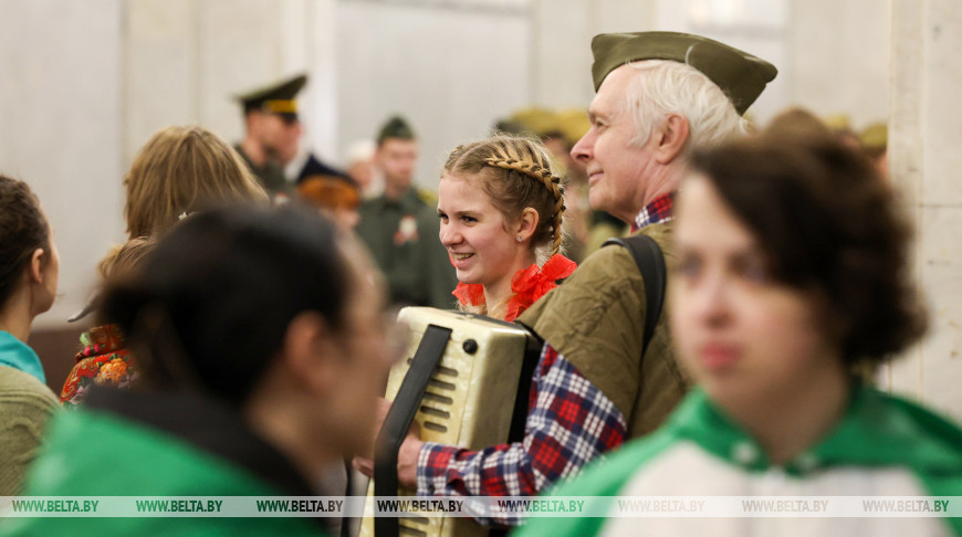 Una acción juvenil patriótica en el metro de Minsk