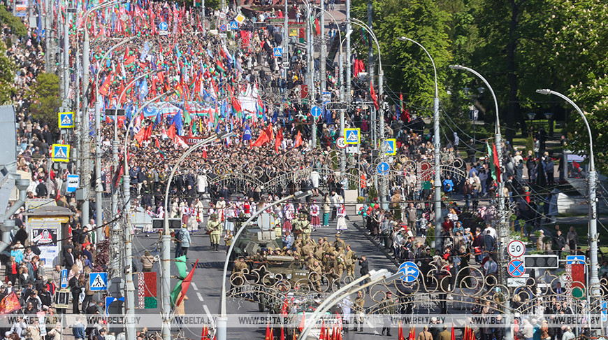 Procesión de generaciones, desfile militar. En Gómel se celebra el 80º Día de la Victoria 