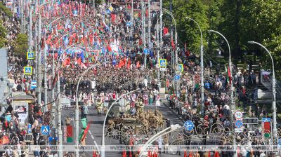 Procesión de generaciones, desfile militar. En Gómel se celebra el 80º Día de la Victoria 