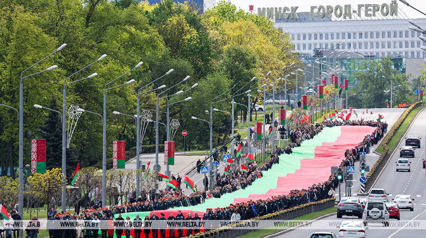  La bandera más grande de Belarús recorrió Minsk: 500 metros de largo y 9 metros de ancho
 