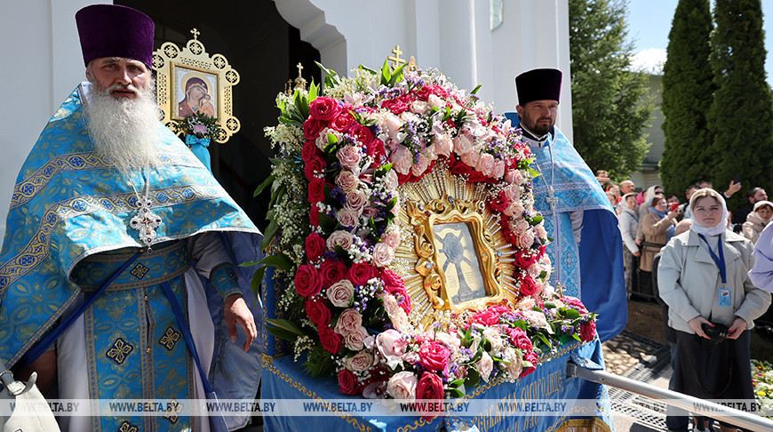  Los creyentes ortodoxos celebran la aparición del icono de la Madre de Dios de Zhiróvichi
 