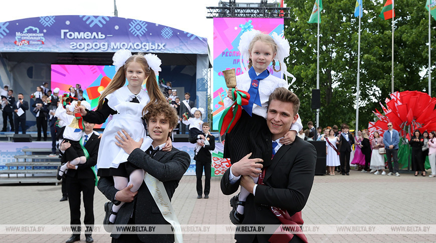 La fiesta de graduación en las escuelas de Gómel 