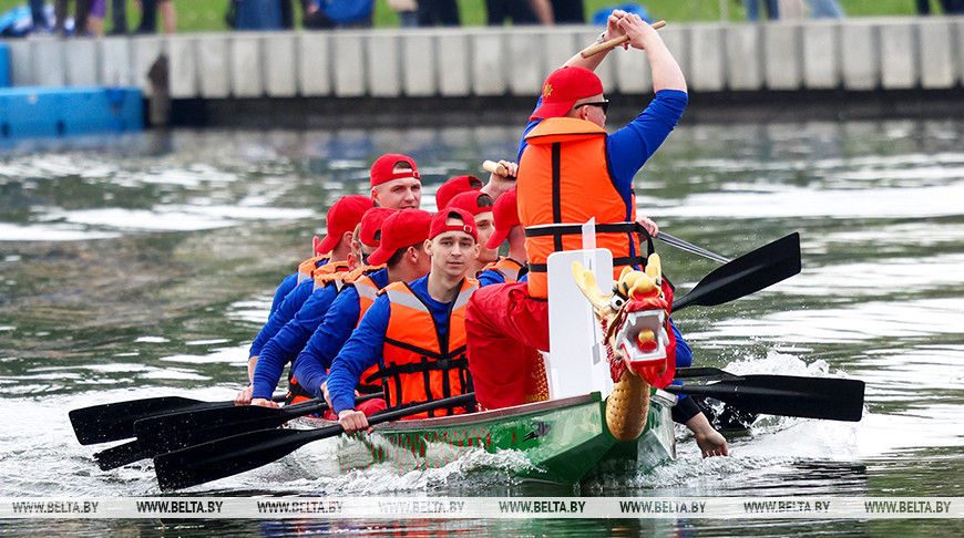 Las carreras de barcos dragón en el río Svísloch 