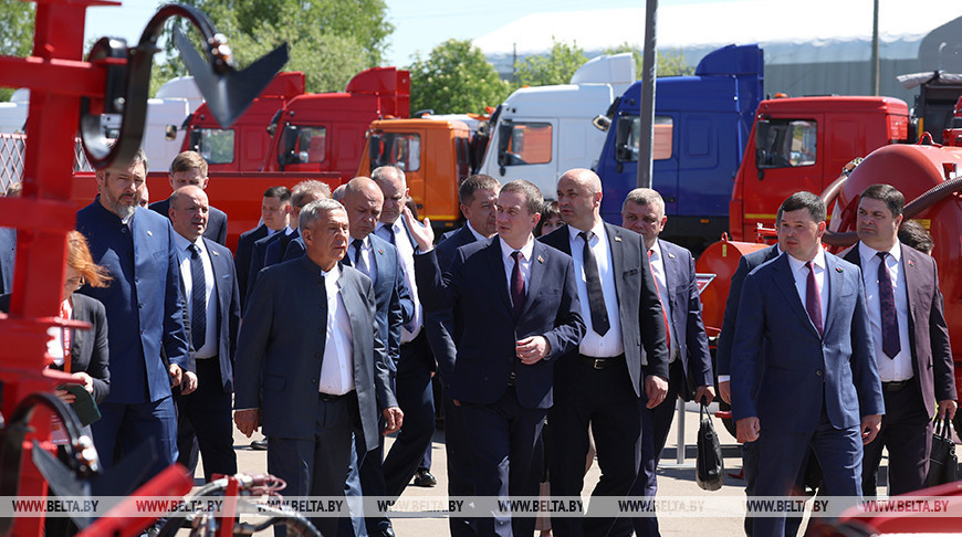 Turchín visitó las principales empresas industriales de Tartaristán