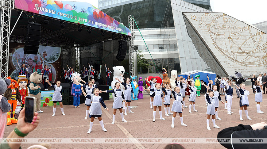 Una fiesta infantil cerca de la Biblioteca Nacional de Minsk 