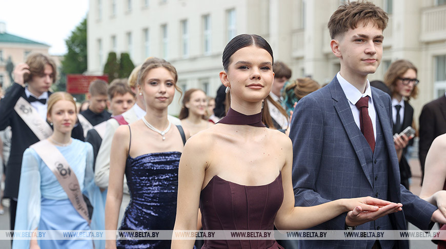 "Velas rojas". El baile de graduación se celebró en Brest