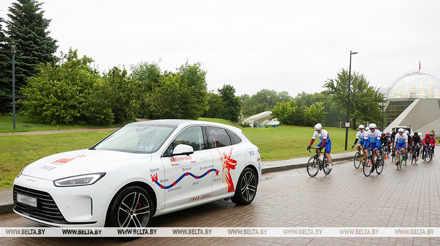 La carrera internacional de automóviles y bicicletas llegó a
Minsk 