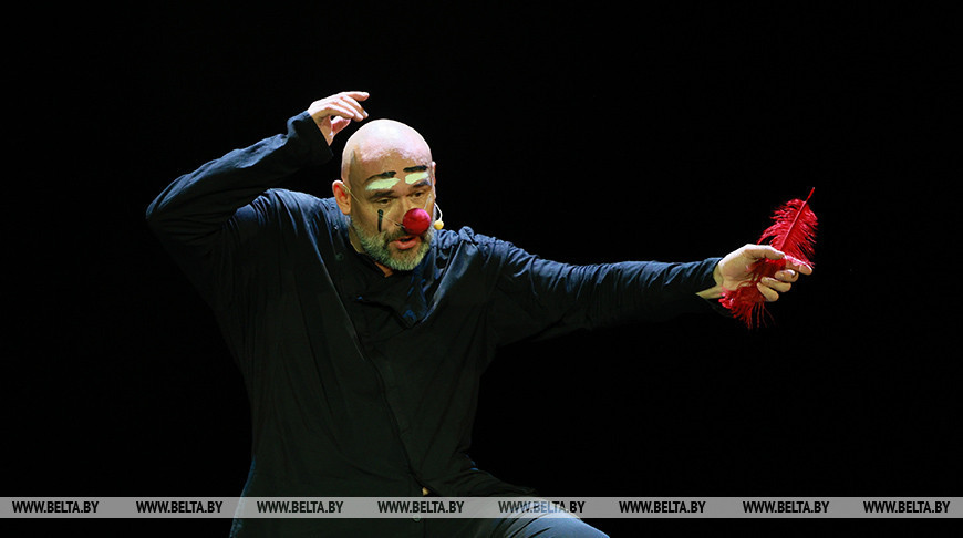 El conocido actor ruso Maksim Averin presentó el monólogo "Enséñame a vivir..."