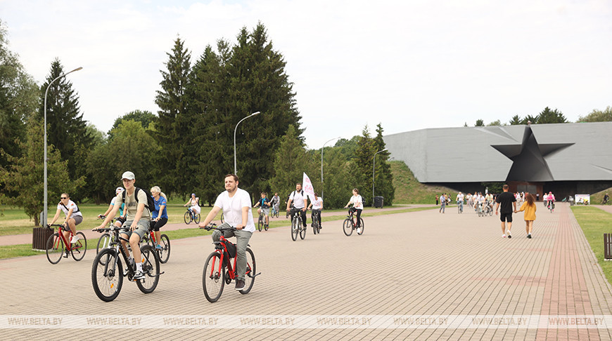 Una gran carrera ciclista en honor al 80º aniversario de la Gran Victoria comenzó desde las murallas de la Fortaleza de Brest