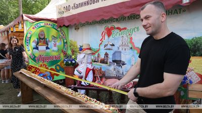 Preparado un perro caliente de tres metros en el Festival del Humor Popular en Avtiukí