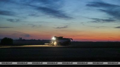 Cosecha nocturna en la región de Brest 