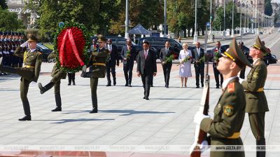 El primer ministro de Tanzania depositó una ofrenda floral en el Monumento a la Victoria en Minsk 