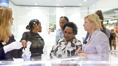 La esposa del premier tanzano visitó la Primera Casa Nacional de Comercio 