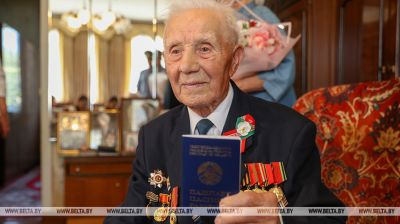 El veterano Piotr Svetkin, de Brest, recibe felicitaciones por su 100º aniversario 