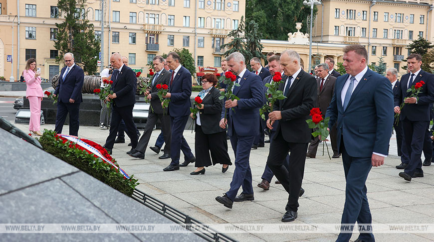 Los diplomáticos belarusos depositaron flores en el Monumento a la Victoria 