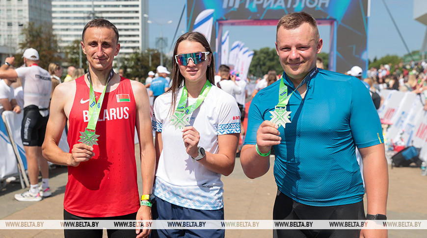  2100 personas participaron en el Triatlón de Minsk 2025 