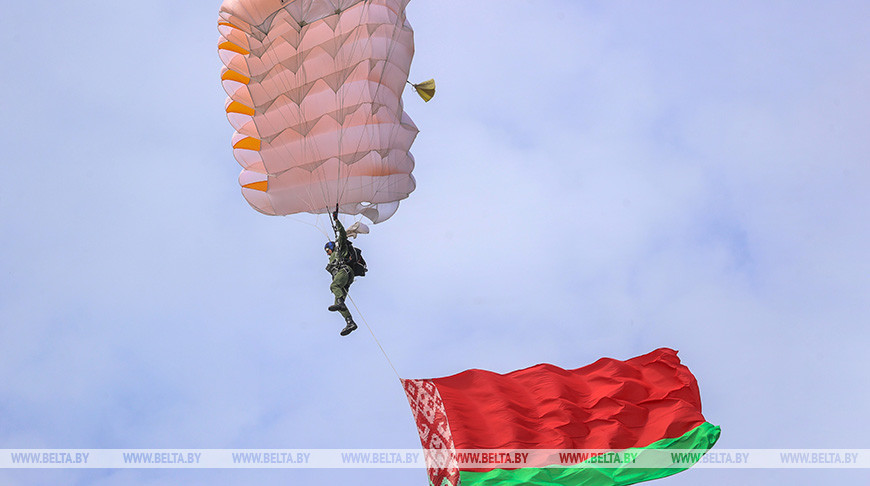 Belarús celebró el Día del Paracaidista 