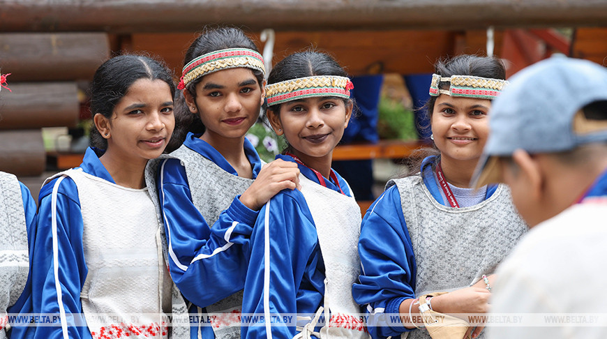 Los alumnos indios descansan en Zubriónok 