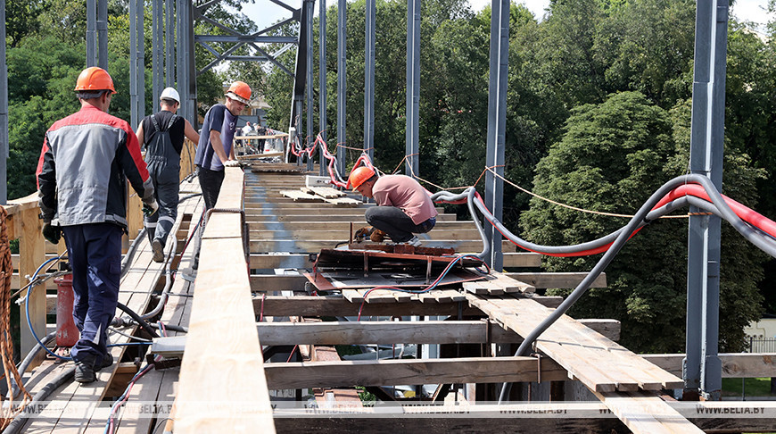 La reconstrucción del puente peatonal sobre el río Sozh