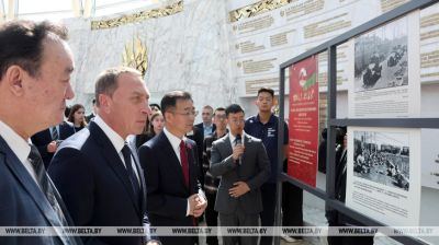 La exposición fotográfica china con motivo del 80º aniversario de la Victoria en Minsk 
