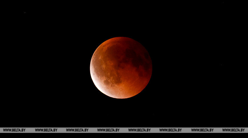 Eclipse lunar total en el cielo de Belarús