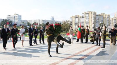La solemne ceremonia de colocación de flores al pie de la estela “Minsk - Ciudad Heroica”