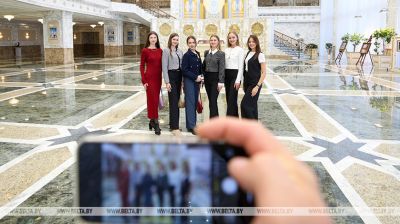 Las finalistas de Miss Belarús visitaron el Palacio de la Independencia