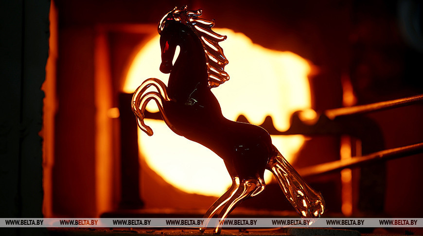 La Vidriería Neman creando el símbolo de 2026 