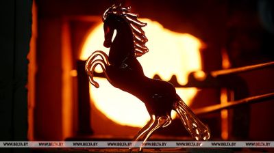 La Vidriería Neman creando el símbolo de 2026 