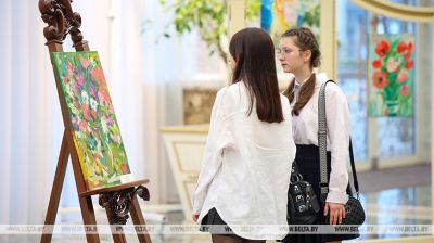 Una exposición de jóvenes pintores con discapacidad de Soligorsk en el Palacio de la Independencia 
