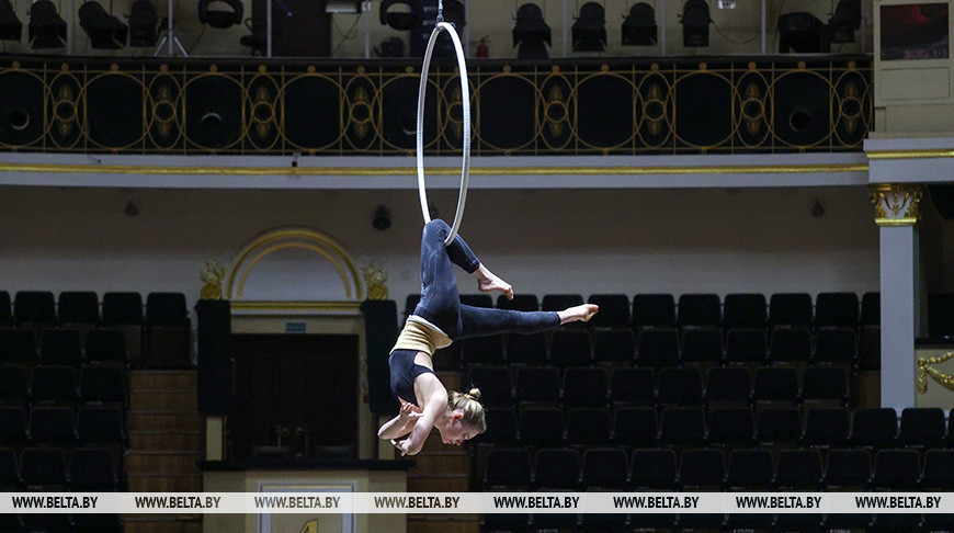 Una artista del Circo Estatal de Belarús 
