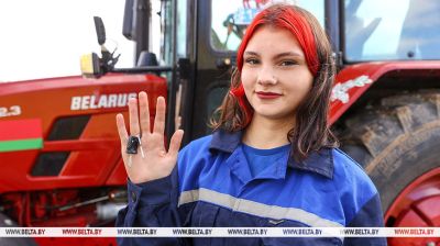 Una joven de 18 años al volante de un tractor