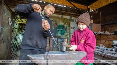 Un belaruso revivió un antiguo oficio, abrió una herrería familiar