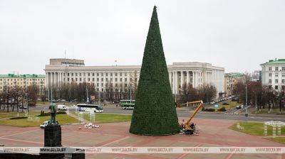Instalación del árbol de Navidad de la provincia de Moguiliov