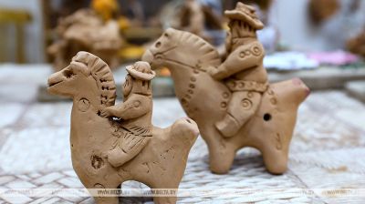 Ceramistas de Vítebsk fabrican los símbolos de 2026