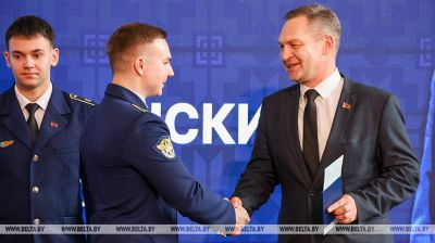 Por primera vez en la historia. Los graduados de la Academia de Aviación de Belarús recibieron licencias de piloto