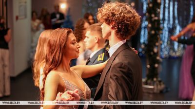 El Baile de Año Nuevo en la Escuela Nacional de Belleza 