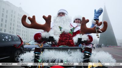 Desfile navideño de coches en Moguiliov 
