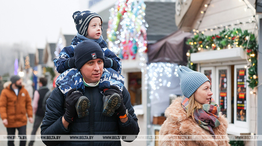 Feria navideña cerca del Palacio de Deportes de Minsk 