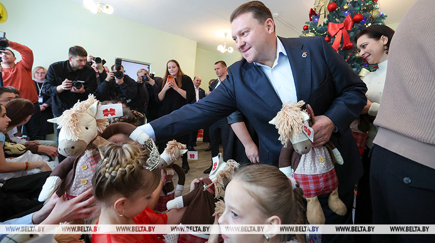 El jefe del Club Deportivo Presidencial felicitó a los niños del centro sociopedagógico de la región de Soligorsk