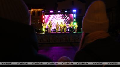 Un ambiente de Año Nuevo: personajes de cuentos en espectáculos brillantes