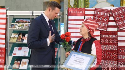 En Minsk se entregó el certificado de inclusión de la tradición textil de Négliubka en la Lista de la Unesco