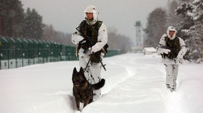 Los guardias fronterizos están de servicio protegiendo la frontera