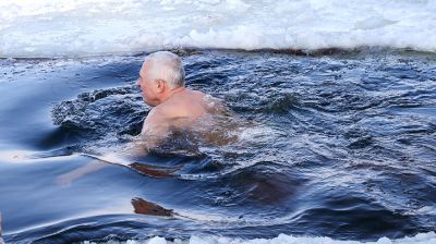 Los nadadores de invierno de Gómel se están entrenando para la Copa de la CEI 
