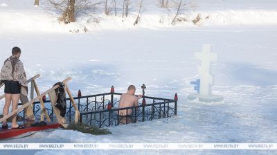 Los baños en agua helada por la Epifanía