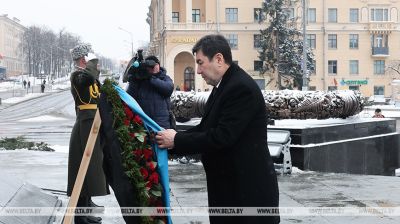 El jefe de la Cámara Baja del Parlamento kazajo depositó una ofrenda floral ante el Monumento a la Victoria en Minsk