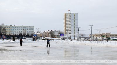 La preparación de una pista de hielo en la Plaza de la Victoria de Vítebsk 
